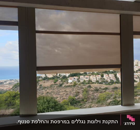 סוככים חיצוניים בצבע בז